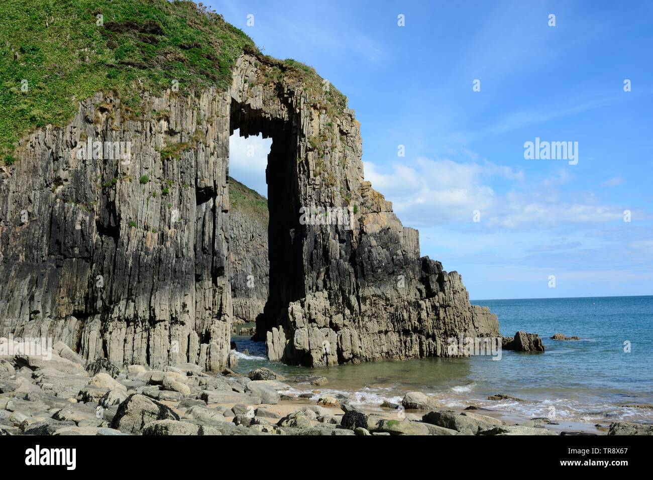 Le porte delle chiese calcare naturale arch rock formazione porta della chiesa Cove Skrinkle Haven Pembrokeshire Coast Path Manorbier Galles Cymru REGNO UNITO Foto Stock