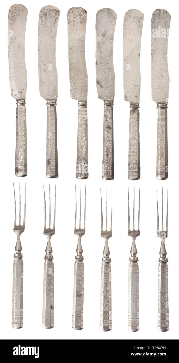 Sei russo coltelli e forchette da Zlatoust, seconda metà del XIX secolo in acciaio nichelato. Lame incisa su entrambi i lati, decorata con caccia e le scene di viaggi nonché i motivi floreali con il produttore la denominazione "Zlatoust' sull'altro lato. La lunghezza dei coltelli ca. 25 cm, delle forcelle 20 cm. storica, storica del XIX secolo, Additional-Rights-Clearance-Info-Not-Available Foto Stock