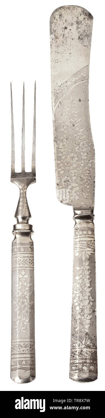 Sei russo coltelli e forchette da Zlatoust, seconda metà del XIX secolo in acciaio nichelato. Lame incisa su entrambi i lati, decorata con caccia e le scene di viaggi nonché i motivi floreali con il produttore la denominazione "Zlatoust' sull'altro lato. La lunghezza dei coltelli ca. 25 cm, delle forcelle 20 cm. storica, storica del XIX secolo, Additional-Rights-Clearance-Info-Not-Available Foto Stock