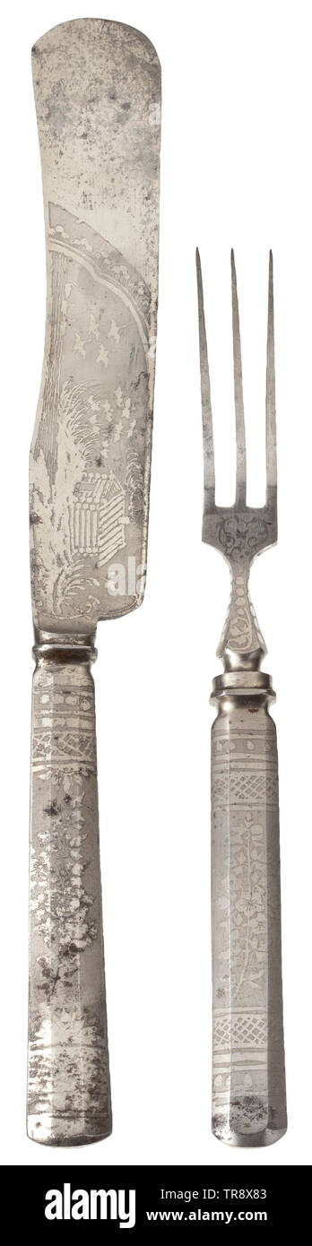 Sei russo coltelli e forchette da Zlatoust, seconda metà del XIX secolo in acciaio nichelato. Lame incisa su entrambi i lati, decorata con caccia e le scene di viaggi nonché i motivi floreali con il produttore la denominazione "Zlatoust' sull'altro lato. La lunghezza dei coltelli ca. 25 cm, delle forcelle 20 cm. storica, storica del XIX secolo, Additional-Rights-Clearance-Info-Not-Available Foto Stock