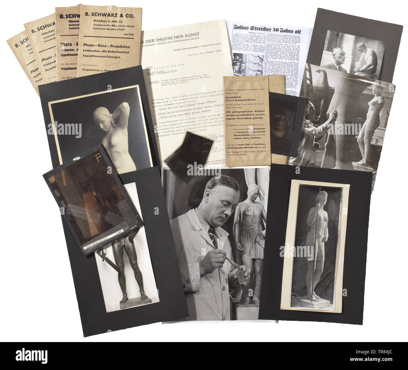 Kurt Schmid-Ehmen (1901 - 1968) - Una cartella con le foto delle sue opere 1934-43 circa trenta fotografie e circa trenta negativi (parzialmente in vetro). Uno negativo di vetro del ritratto di Julius Streicher 1934 e una copia della prenotazione la direzione per questo ordine. Due fotografie (18 x 24 cm) del 'Hockende Züs' in gesso. Compresi i negativi e fotografie di 'Pflückerin und Sämann' 1935, allegorie " Glaube", "Kampf', 'Opfer', 'Sieg' per la Zeppelinwiese a Norimberga 1936/37, di Gauleiter Adolf Wagner 1936, del "peerträgerin' 1937/38 in gesso e bronzo, il ritratto bu, Editorial-Use-solo Foto Stock