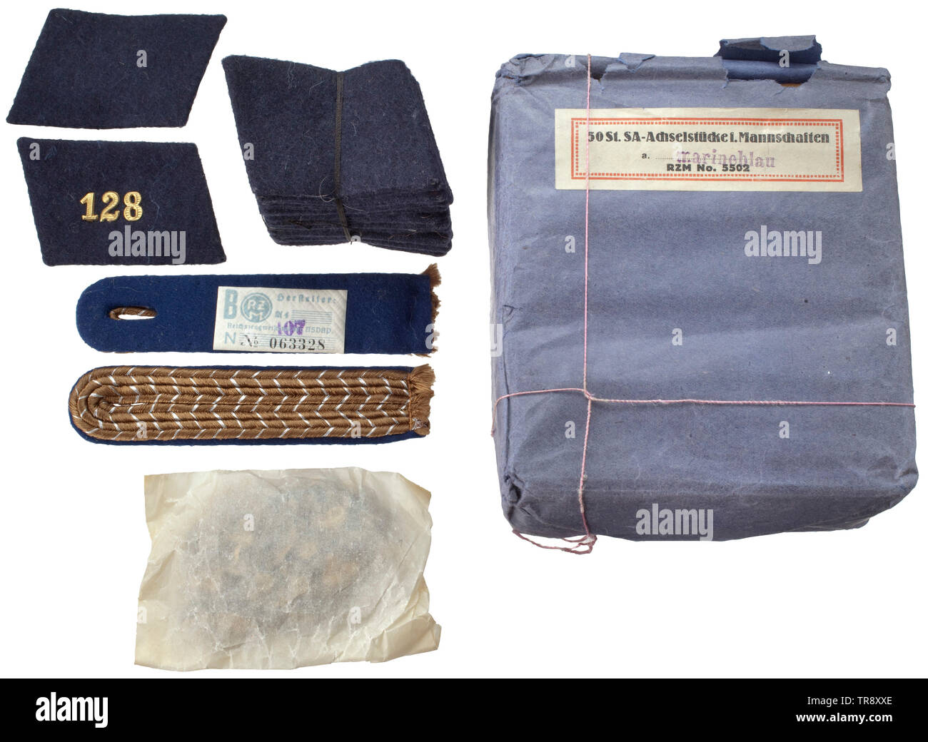 Un gruppo di Marine-SA insignia in confezione originale pacchetto con 50 schede di spallamento per uomini arruolati del Marine-SA, blu carta oleata con tag ("RZM n. 5502') fissate con tie-up (leggermente danneggiato). Due sono allentati schede di spalla, ciascuno con un molto ben conservato RZM tag sulla retromarcia. Inoltre, undici coppie di blu navy collare patch e un pacchetto di numeri di metallo per fissare la stoffa di insegne. Lievi segni di età storica, storica del xx secolo, 1930S, 1940s, storm battaglione, stormtroopers, armati e uniforme della diramazione del NSDAP, organizzazione, organizat, Editorial-Use-solo Foto Stock