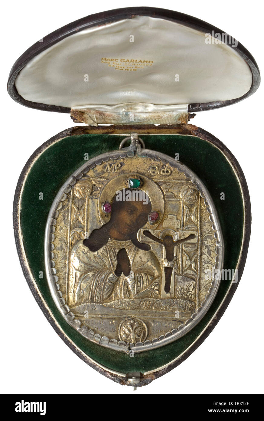 Un importante russo gilt panagia, primo terzo del XVIII secolo dipinte a mano, argento dorato, inciso, inseguiti, tempestate di pietre preziose (ruby cabochon) e vetro. La complementare raffigurante Maria e Cristo, in fondo il russo double eagle con iscrizione in cirillico. La retromarcia con la raffigurazione di San Michele Arcangelo San Nicola e Arcangelo Gabriele. Pittura minimamente ripristinato. In un caso di data successiva. storica, storica, Additional-Rights-Clearance-Info-Not-Available Foto Stock