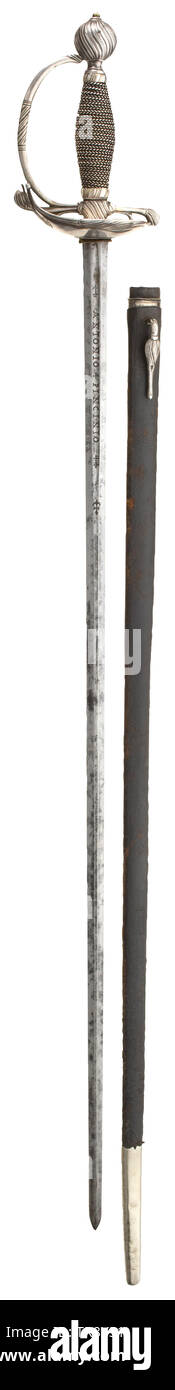 Un nord europeo piccolo argento-spada con fodero, seconda metà del XVIII secolo pala di spinta appiattita di sezione esagonale, con brevi gualchiere su entrambi i lati e recanti la scritta "ANTONIO PINCINIO'. Argento massiccio elsa decorata in rilievo a spirale con una piastra di protezione rivolta verso l'alto su un lato (saldatura visibile sul quillon). Impugnatura avvolta con filo filo di argento. Rivestito in pelle sciabola in legno con medaglione timbrato e (sostituzione) cappella, entrambi realizzati in argento. Lunghezza 101 cm. storica, storica, spada, spade, armi, armi, arma, il braccio , Additional-Rights-Clearance-Info-Not-Available Foto Stock
