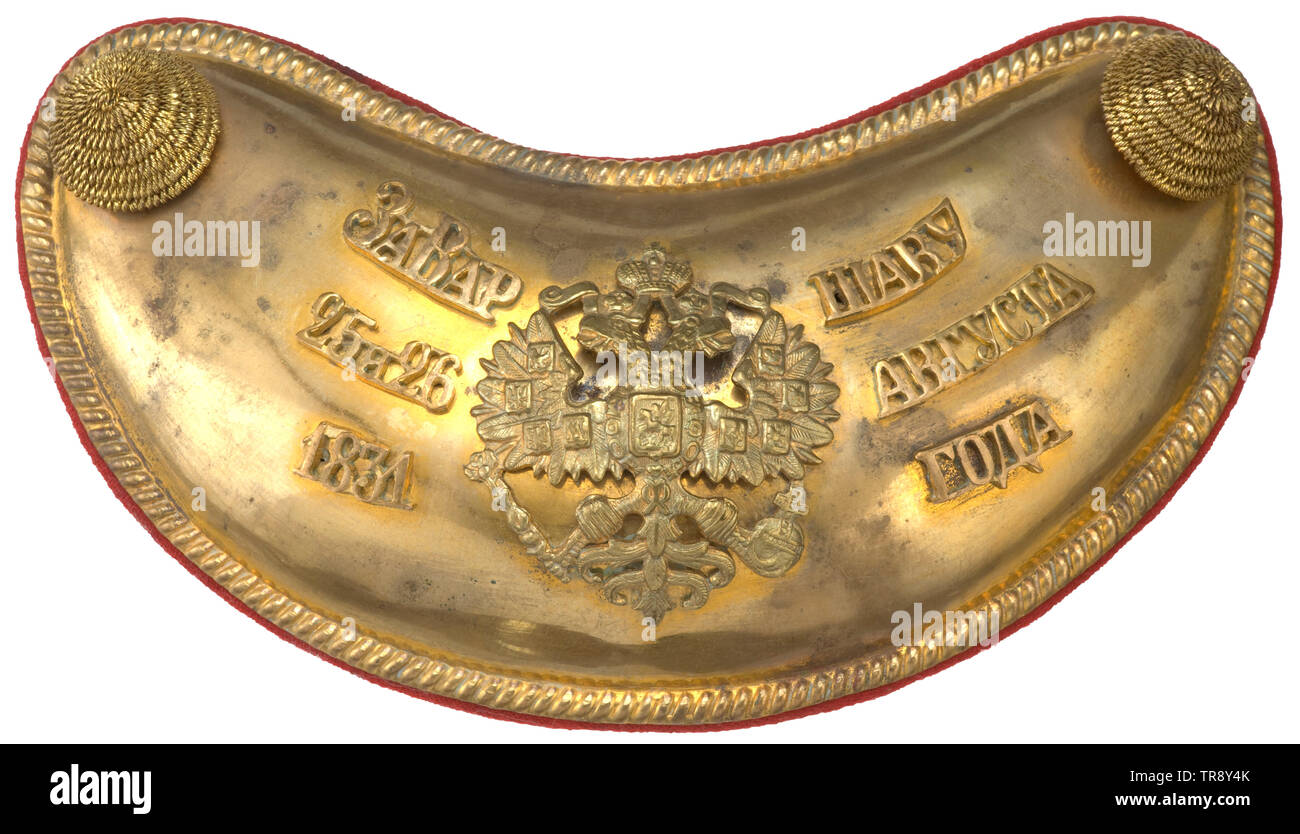 Un russo gorget 'a Varsavia il 25 e 16 agosto 1931', circa 1910 ottone dorato. Segati-out e chiavetta-applicazione appuntata del Cirillico. Il centro con applicato un aquila a due teste, girato a spirale con filo di oro pulsanti. Vino rosso supporto di tessuto. Larghezza 14 cm. Rare. storica, storica del xx secolo, Additional-Rights-Clearance-Info-Not-Available Foto Stock