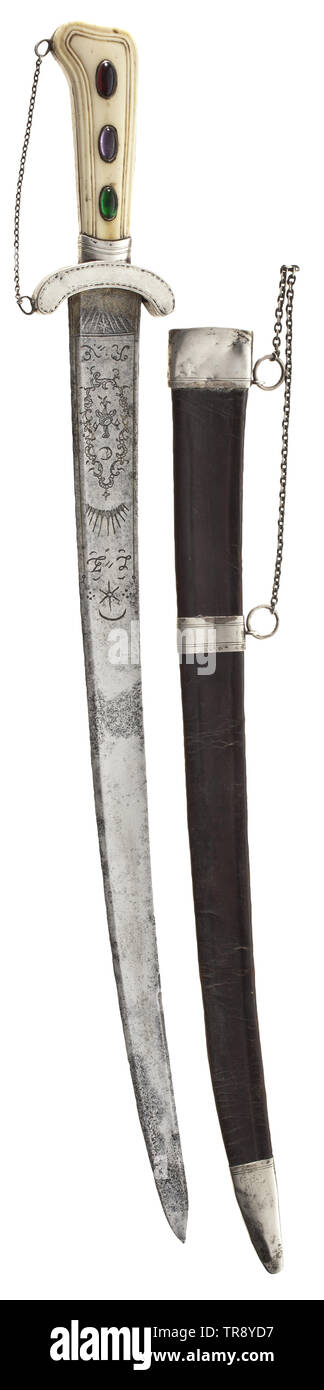 Un argento tedesco-montato a caccia la spada, la fine del XVIII secolo singola lama a bordo con ampia gualchiere su entrambi i lati e un'arma a doppio taglio punto. La metà inferiore di entrambe le facce con cabbalistic incisioni con tracce di doratura, teste di turco e il trofeo fasci. Argento quillons e presa con montaggio catena attaccata, l'avorio scale presa insieme con tre ovali cabochon vetro su entrambi i lati. Cuoio scuro fodero con supporti in argento con affrancature per '13'-lotig argento. Lunghezza 70 cm. storica, storica, Additional-Rights-Clearance-Info-Not-Available Foto Stock