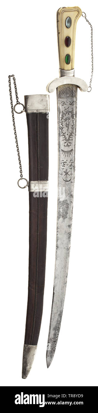 Un argento tedesco-montato a caccia la spada, la fine del XVIII secolo singola lama a bordo con ampia gualchiere su entrambi i lati e un'arma a doppio taglio punto. La metà inferiore di entrambe le facce con cabbalistic incisioni con tracce di doratura, teste di turco e il trofeo fasci. Argento quillons e presa con montaggio catena attaccata, l'avorio scale presa insieme con tre ovali cabochon vetro su entrambi i lati. Cuoio scuro fodero con supporti in argento con affrancature per '13'-lotig argento. Lunghezza 70 cm. storica, storica, Additional-Rights-Clearance-Info-Not-Available Foto Stock