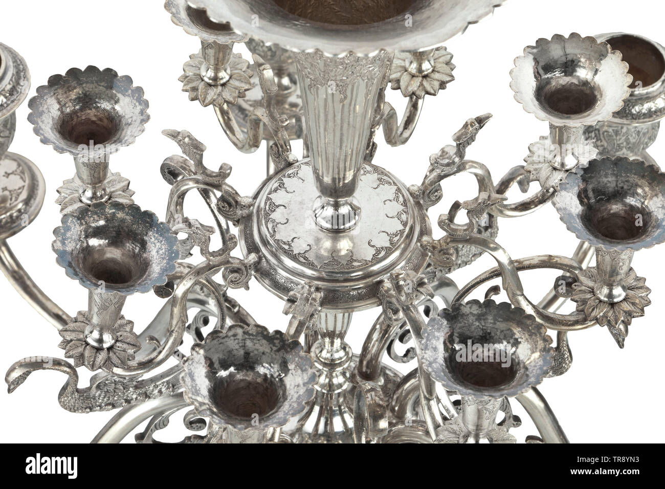 Uno splendido persiano di argento comprendente due candelabri e uno specchio, circa 1900 Una coppia di pesanti candelabri realizzato in due pezzi, ciascuno con piede a pianta ottagonale e stelo finemente incisa con fiori e altri ornamenti. Ciascuna con sedici prese a candela su bracci curvi decorati con cigni. Le cime con una forma ad imbuto, vaso inciso finials. Lo stelo con il costruttore timbro e 82 (Persiano) argento hallmark. Altezza 77 cm ciascuno e del peso di 6 kg ciascuno. Il corrispondente specchio con supporto semicircolare su una base a gradini finemente incisa en suite. Il round, dual-sided , Additional-Rights-Clearance-Info-Not-Available Foto Stock