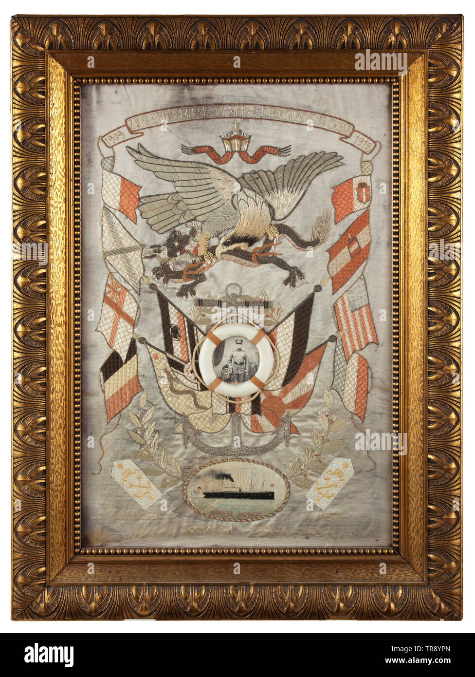 Un album di foto e una seta ricamata foto del marine Paolo Linsen, membro della terza marine battaglione di fanteria Tsingtau, MG distacco della East Asian marine Tsingtau stacco e Pechino, 1909-12 lacca della Cina album (la colonna vertebrale è assente), il coperchio con un dragone cinese in rilievo di osso (leggermente danneggiato). 121 fotografie, 11 cartoline e diversi ritagli di giornale: MG distacco di fronte al maneggio di Tsingtau, un militare cinese dirigibile, esercizio fotografie, fotografie di tutte le delegazioni rappresentata in Tsingtau in ONU, Additional-Rights-Clearance-Info-Not-Available Foto Stock