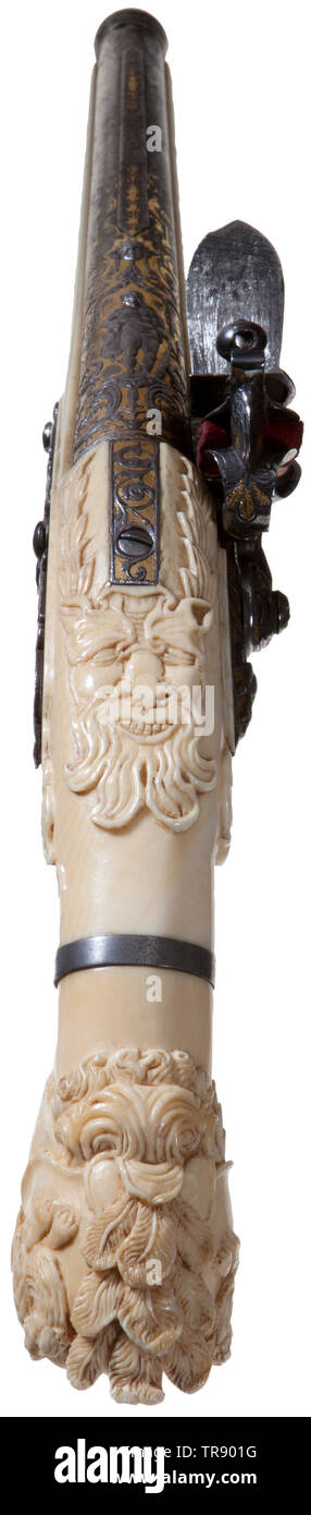 Una pistola flintlock con scorte di avorio, parzialmente Etienne, seconda metà del XVIII secolo Round barile con controfiletto e rafforzato la museruola, at, Additional-Rights-Clearance-Info-Not-Available Foto Stock