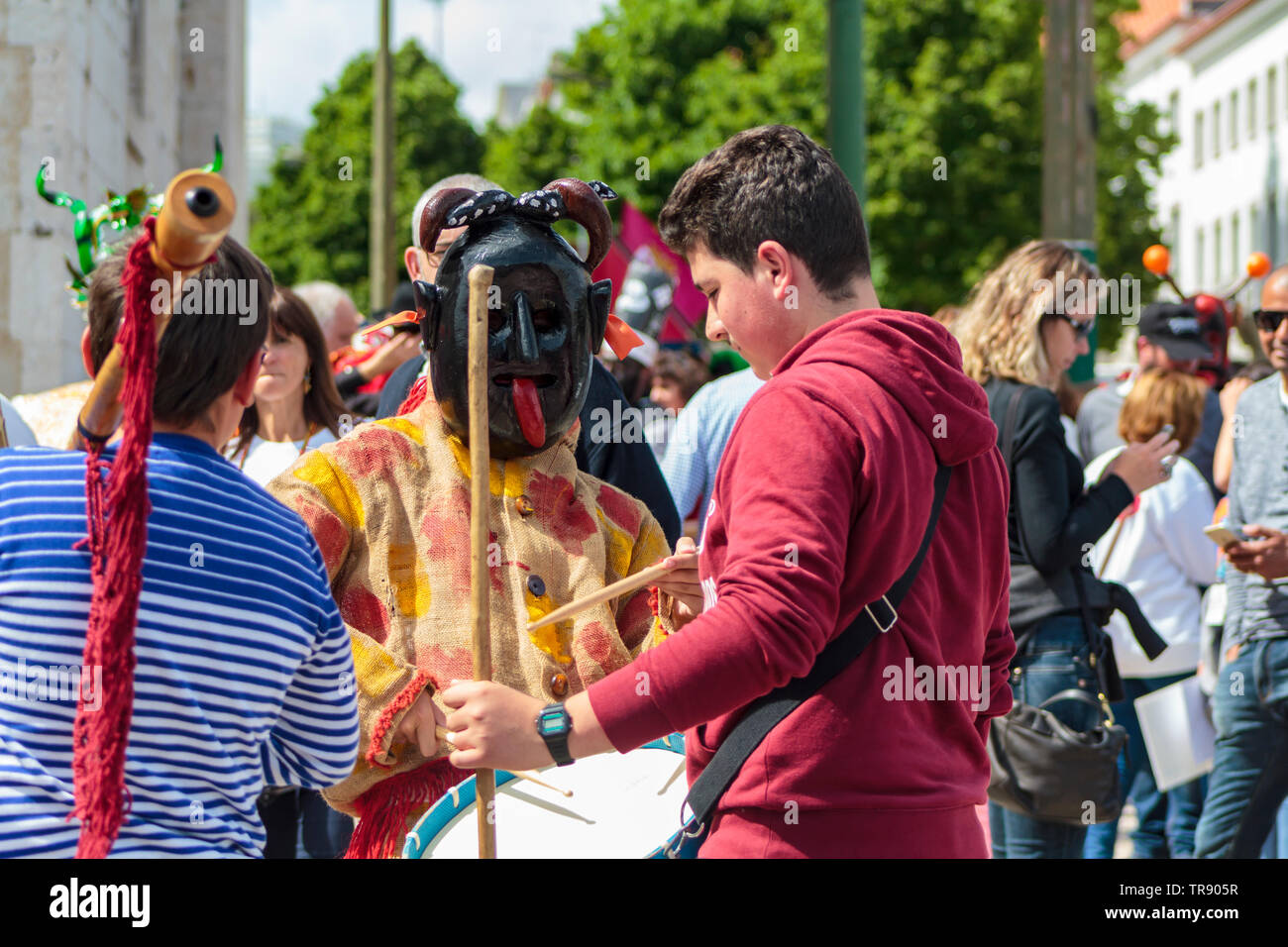 Lisbona, Portogallo: 18 Maggio 2019: Maschera iberica parata del Festival di Lisbona Foto Stock