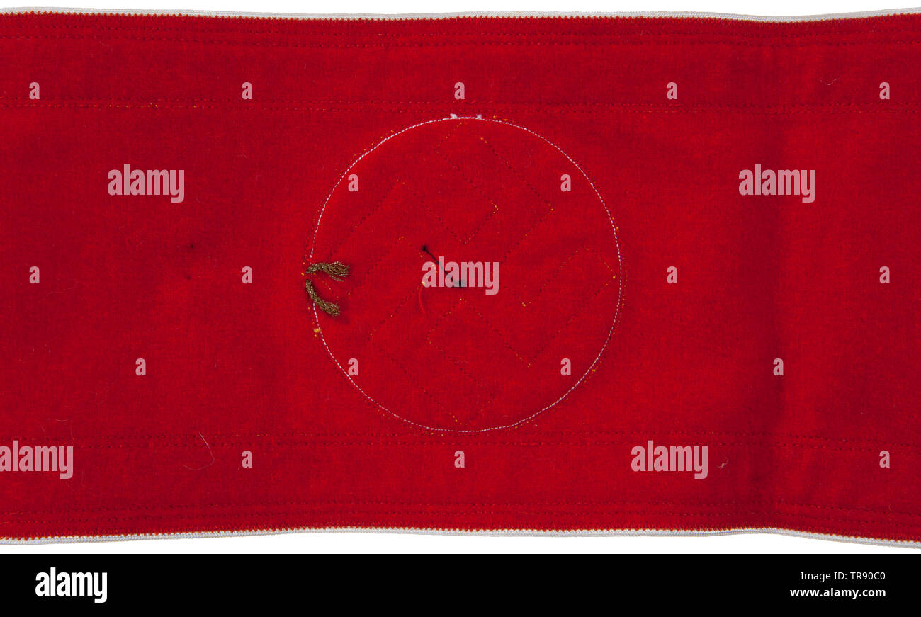 Un NSDAP FASCIA BRACCIO 'Kreisleiter eines Hauptamtes" rosso lana, applicate separatamente disco bianco, multi pezzo nero swastika, sia convogliata in Gold bullion torcere il cavo. Al confine con la parte superiore e inferiore del braccio è a banda larga 16 mm oro a filo piatto foglia di quercia braid refilato con filo di oro. Bordi esterni incanalati in bianco. La retromarcia con la carta RZM tag e timbro di orientamento etichettato "OBEN". USA-lotto, vedere pagina 4. storica, storica del xx secolo, 1930, organizzazione delle parti, organizzazione delle parti, organizzazioni, organizzazioni, organizzazione, organizzazione, party, feste, partito politico, Tedesco, Germania, NS, Nazione Editorial-Use-solo Foto Stock