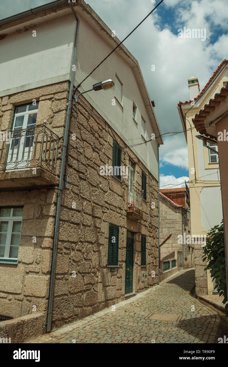 Vicolo deserte e la vecchia casa con muro di pietra a Loriga. Noto come il portoghese la Svizzera per il suo paesaggio. Foto Stock