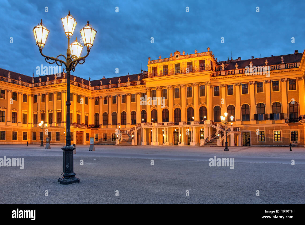 Scena notturna del famoso Palazzo Schönbrunn (la principale residenza estiva della famiglia degli Asburgo) di Vienna in Austria. Foto Stock