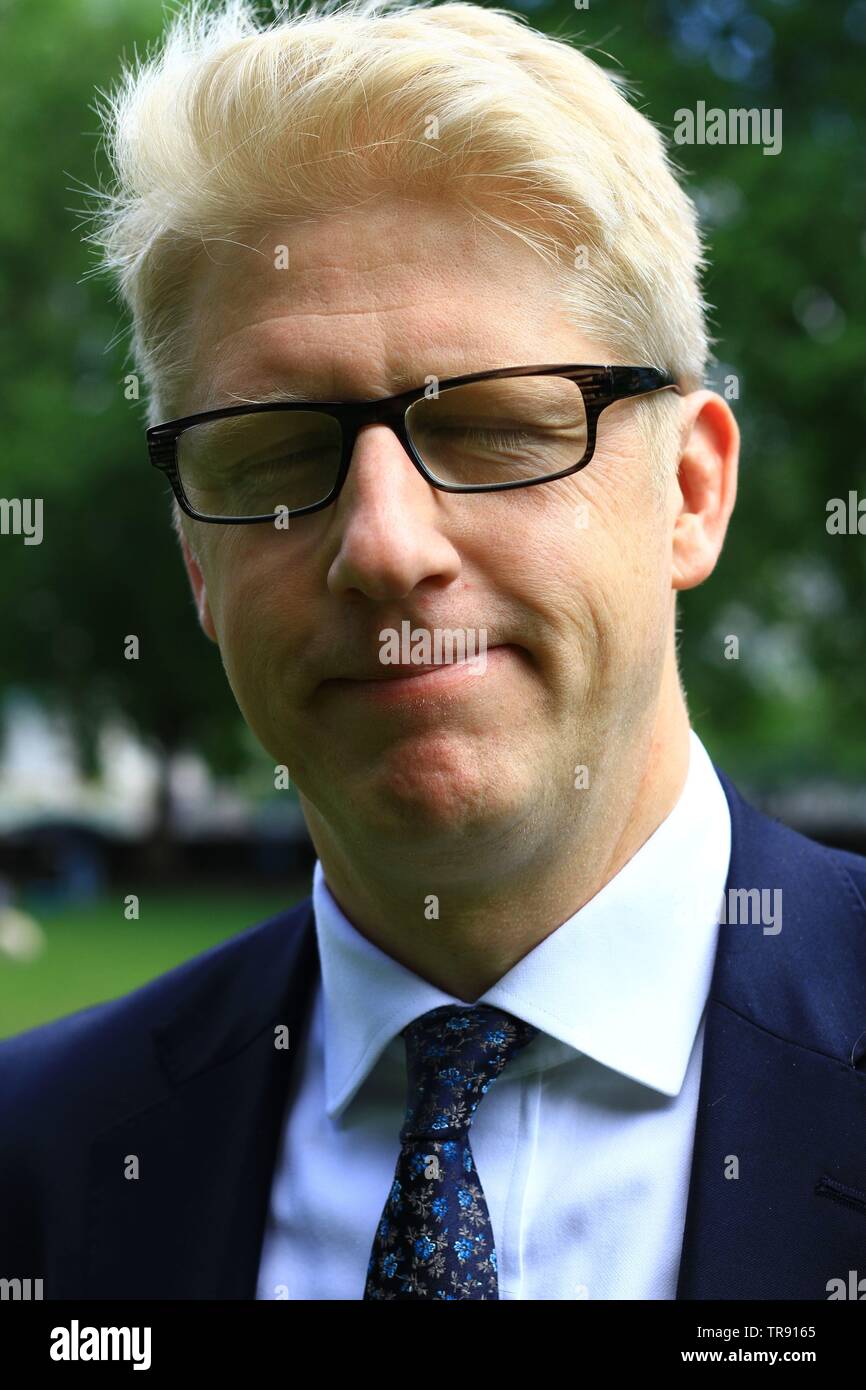 JO JOHNSON MP IN WESTMINSTER con gli occhi chiusi e indossa occhiali. JO JOHNSON. Foto Stock