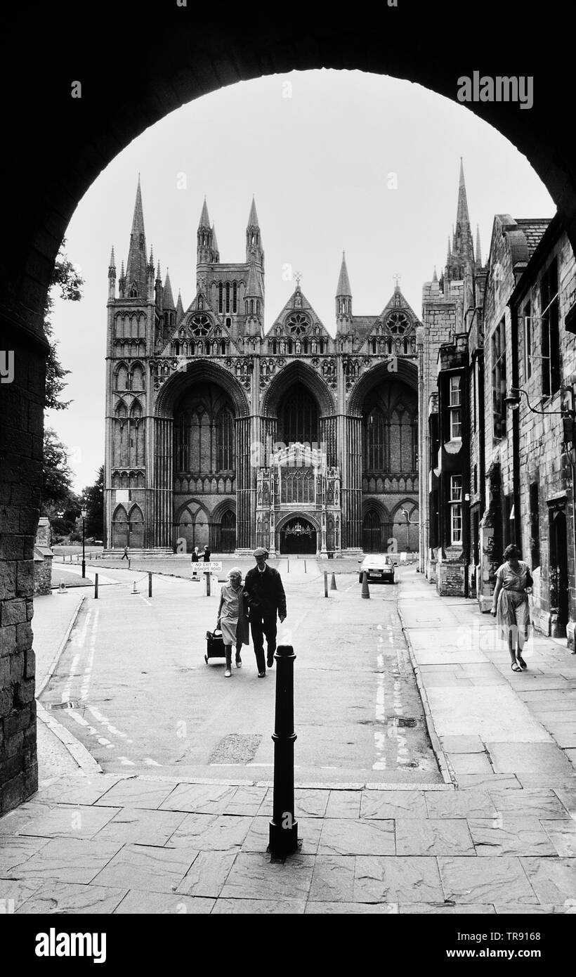 Il gateway e il fronte ovest di Peterborough Cathedral, Cambridgeshire, England, Regno Unito Foto Stock