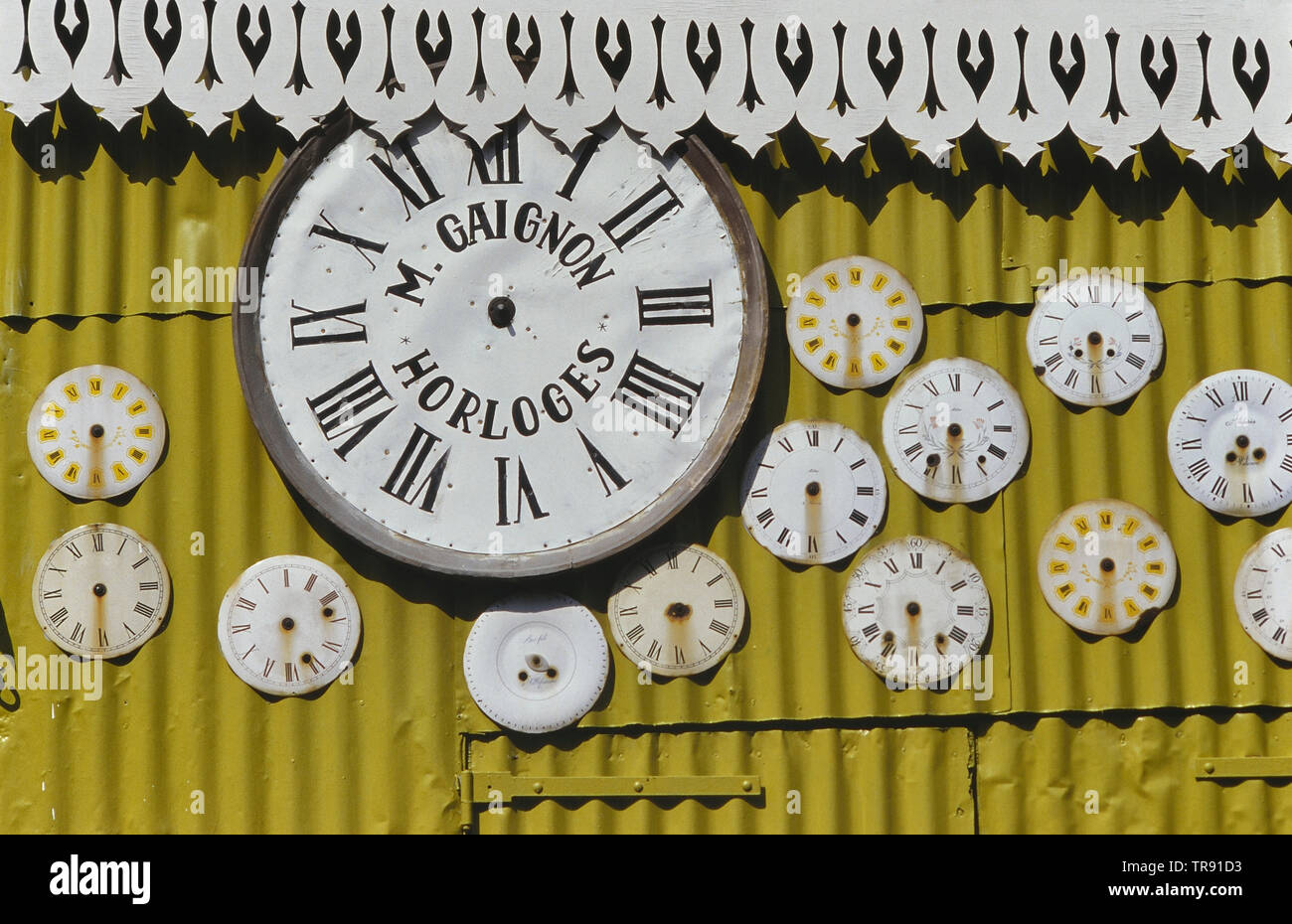 Antico orologio sul display al mercato delle pulci di Porte de Clignancourt. Parigi Francia Europa Foto Stock