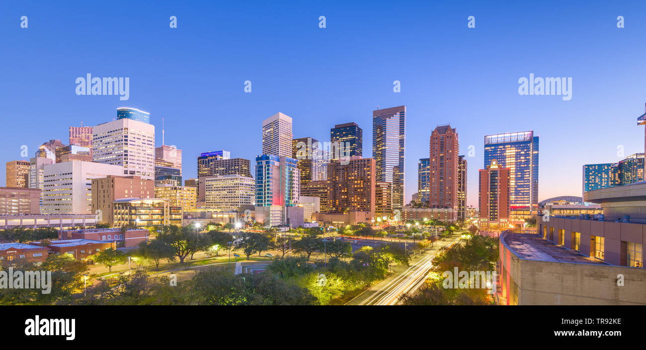 Houston, Texas, Stati Uniti d'America parco cittadino e lo skyline al crepuscolo. Foto Stock