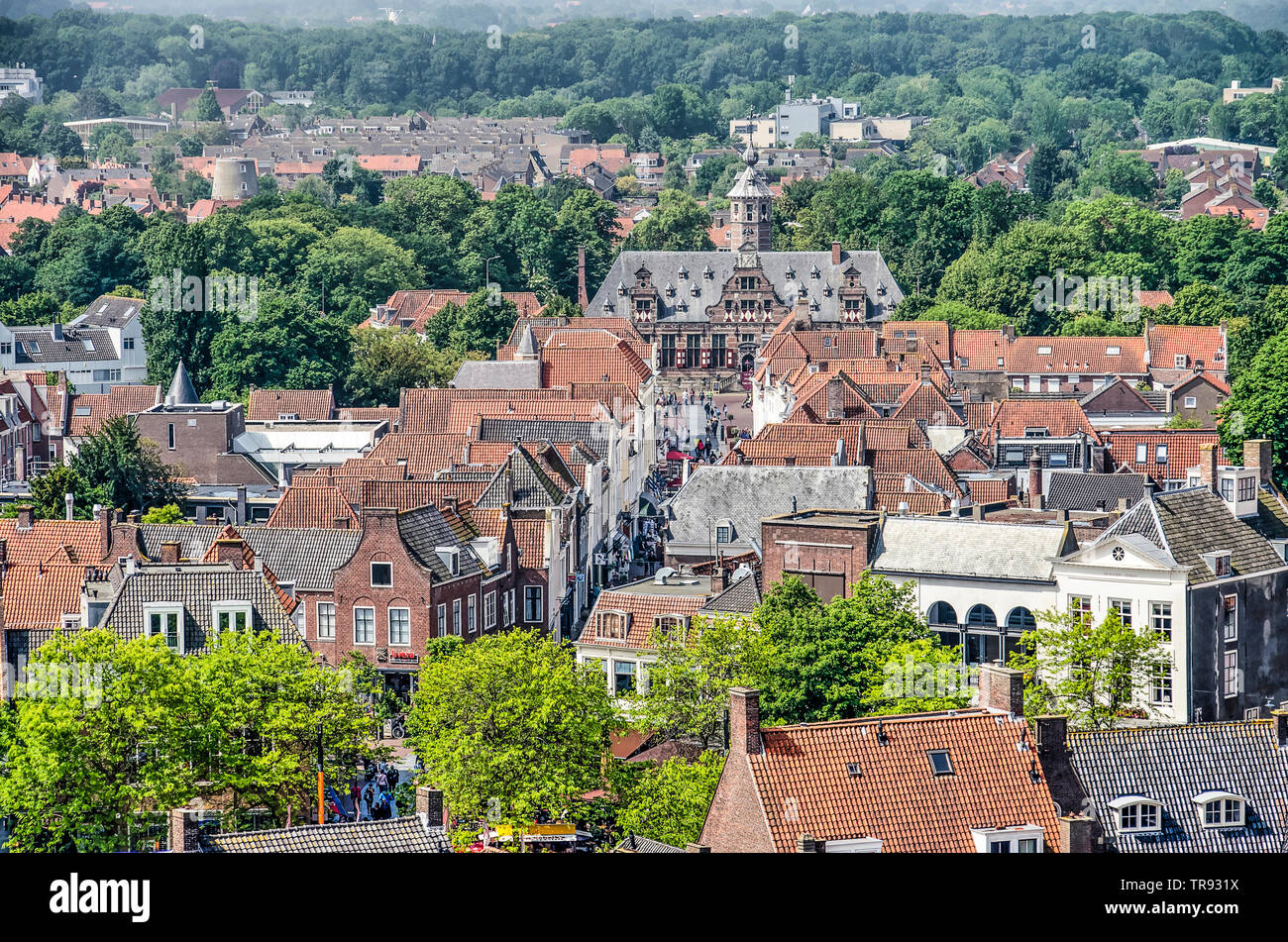 Middelburg, Paesi Bassi, 30 Maggio 2019: vista aerea di Langeviele street e il monumentale del XVII secolo edificio Kloveniersdoelen Foto Stock