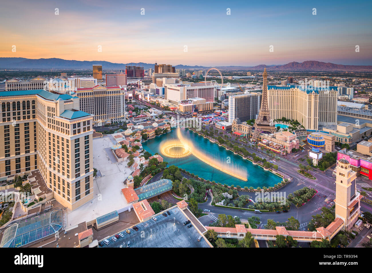 Las Vegas, Nevada, Stati Uniti d'America skyline al di sopra della striscia al crepuscolo. Foto Stock