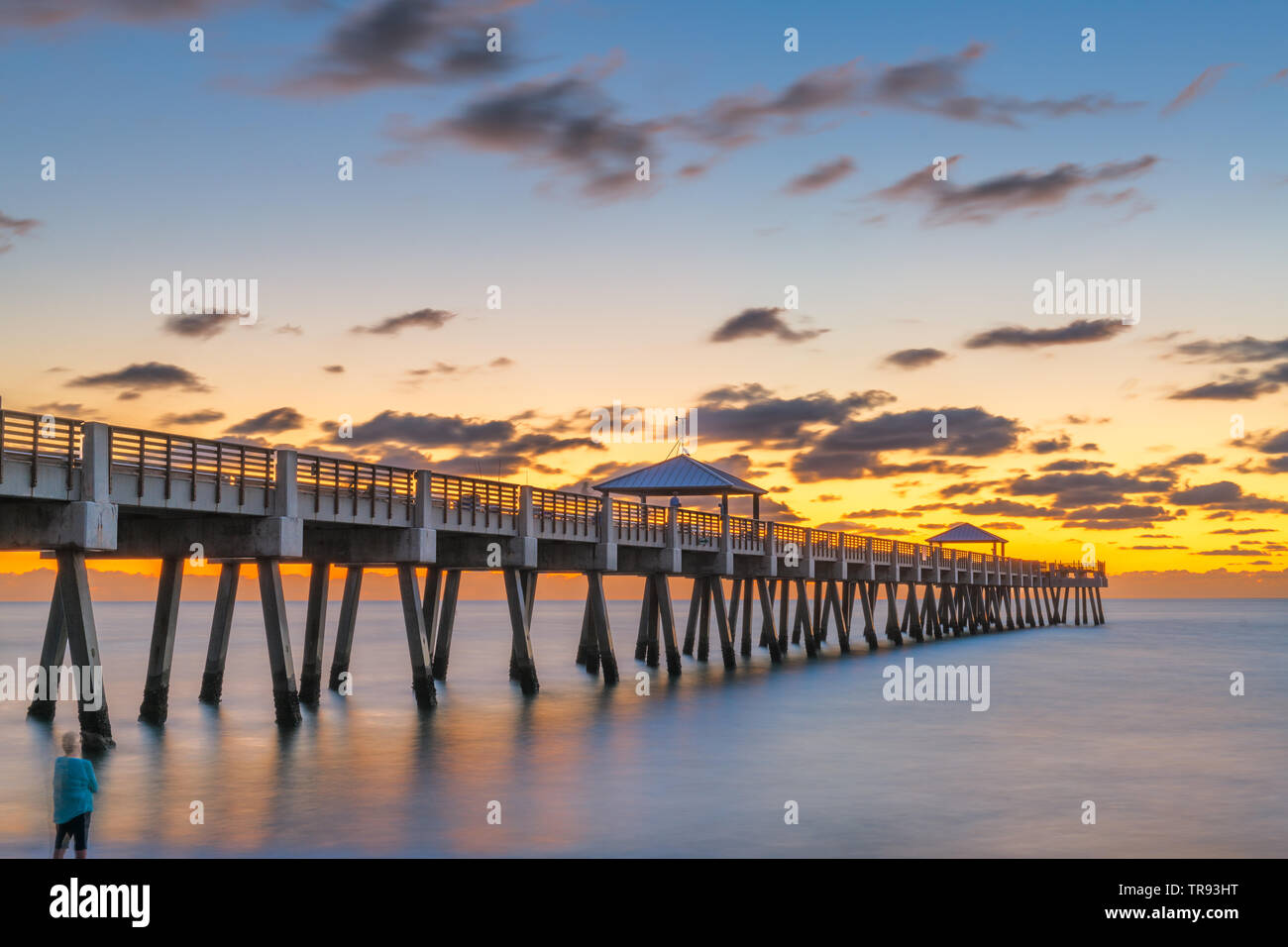 Giunone, Florida, Stati Uniti d'America presso la spiaggia di Juno Pier appena prima del sorgere del sole. Foto Stock