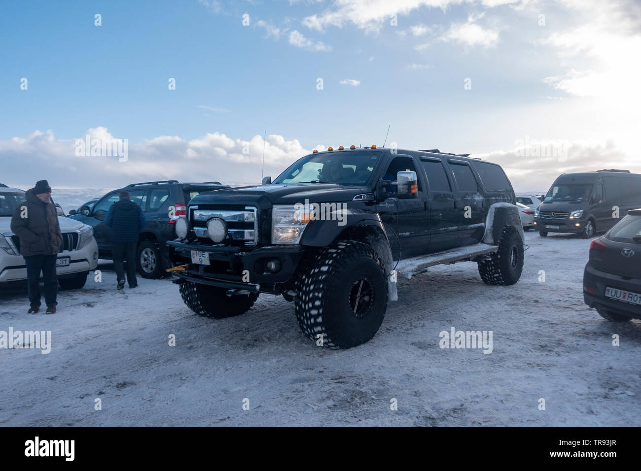 Un massiccio veicolo turistico (sei porta 'King Ranch' Super-Duty Ford SUV) in un innevato parco auto durante il periodo invernale in Islanda. Foto Stock