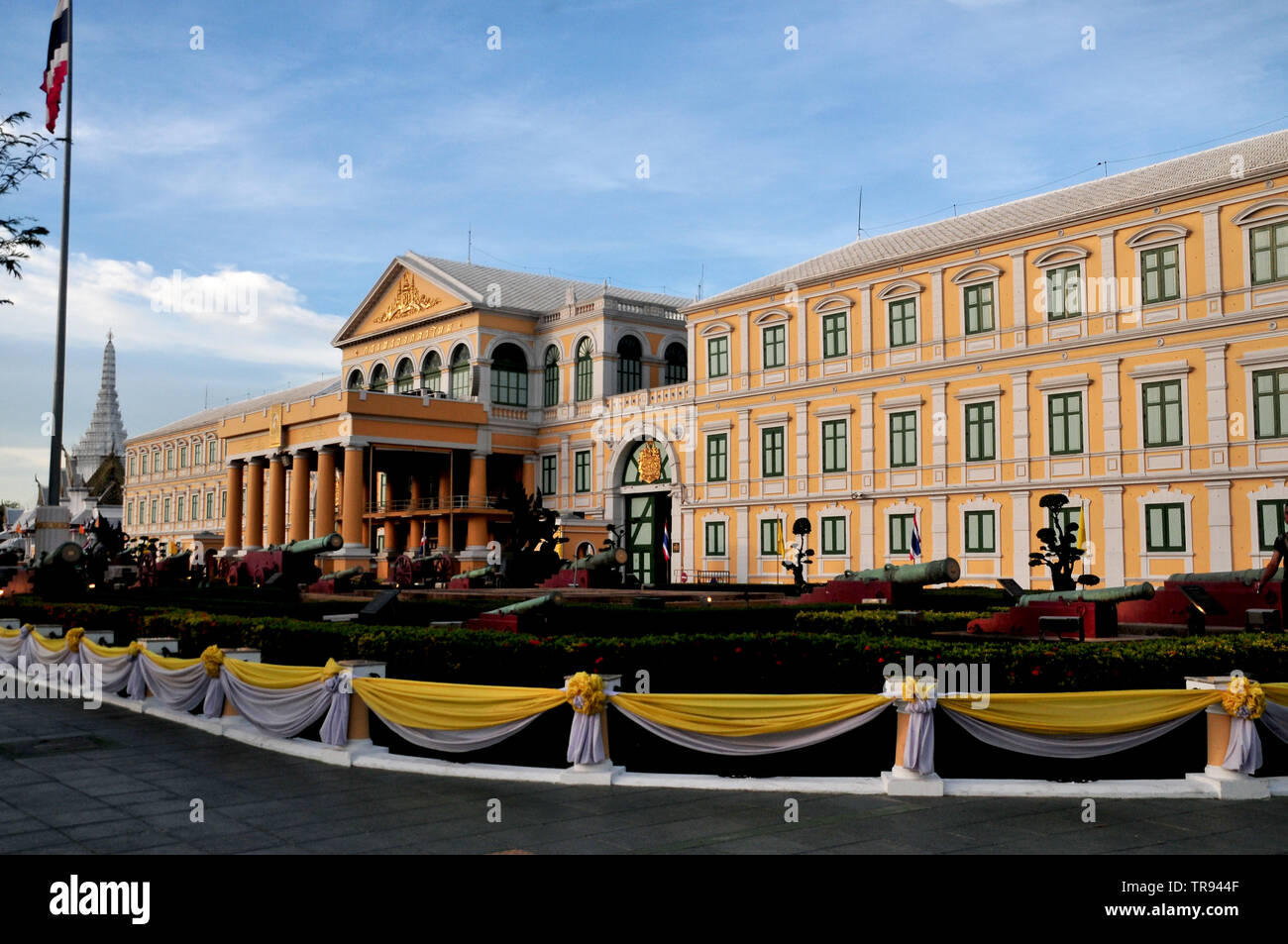 BANGKOK, Tailandia - 2 Maggio 2019 : L'edificio del ministero della difesa della Thailandia in il giorno prima della cerimonia di incoronazione del Re Rama x del k Foto Stock