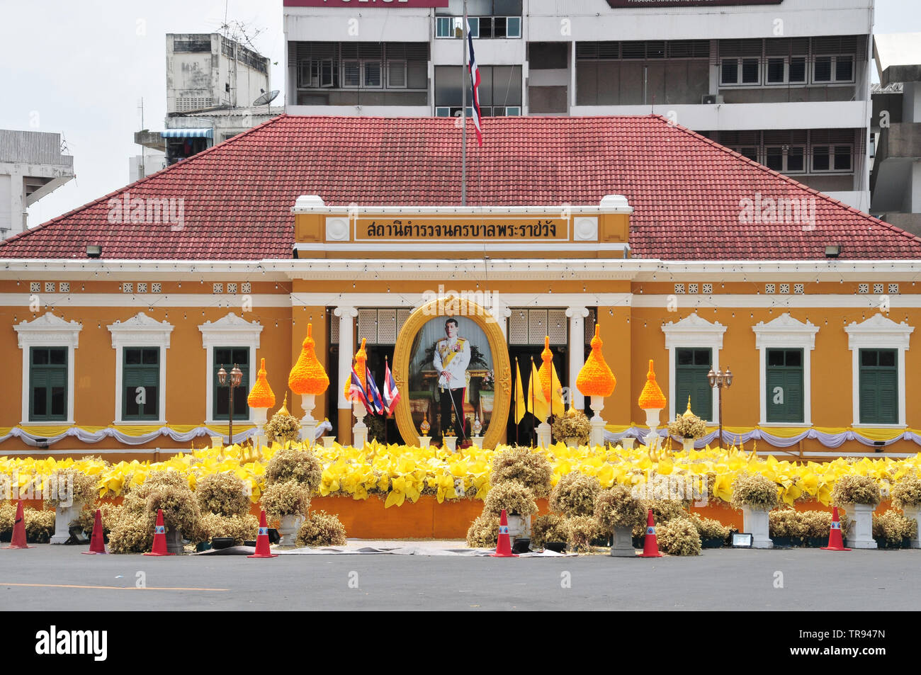 BANGKOK, Tailandia - 8 Maggio 2019 : decorare il fiore arco nella parte anteriore del phrarachawang metro police. Da maggio 29 - 31, 2019 per mostrare la fedeltà e un sen Foto Stock