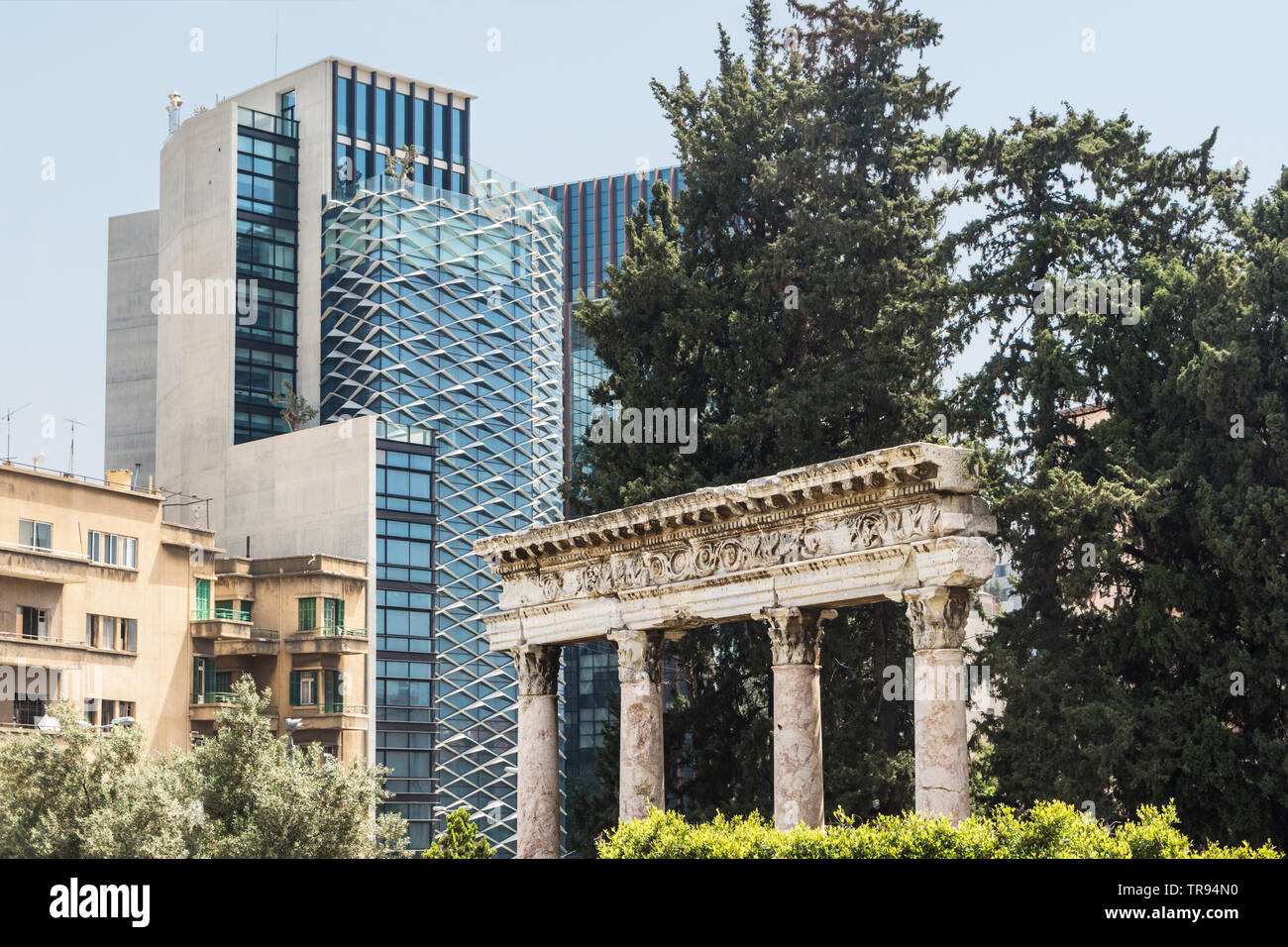 Ricostruito le colonne romane vicino al Museo Nazionale di Beirut, Libano Foto Stock