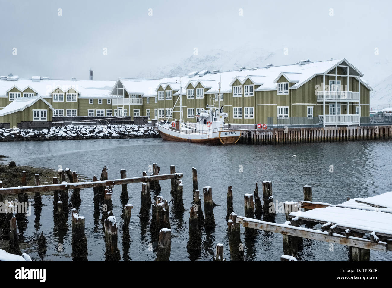 Il Sigló Hotel a Siglufjörður, la città più settentrionale in Islanda. Tipica di inizio primavera meteo (maggio) Foto Stock