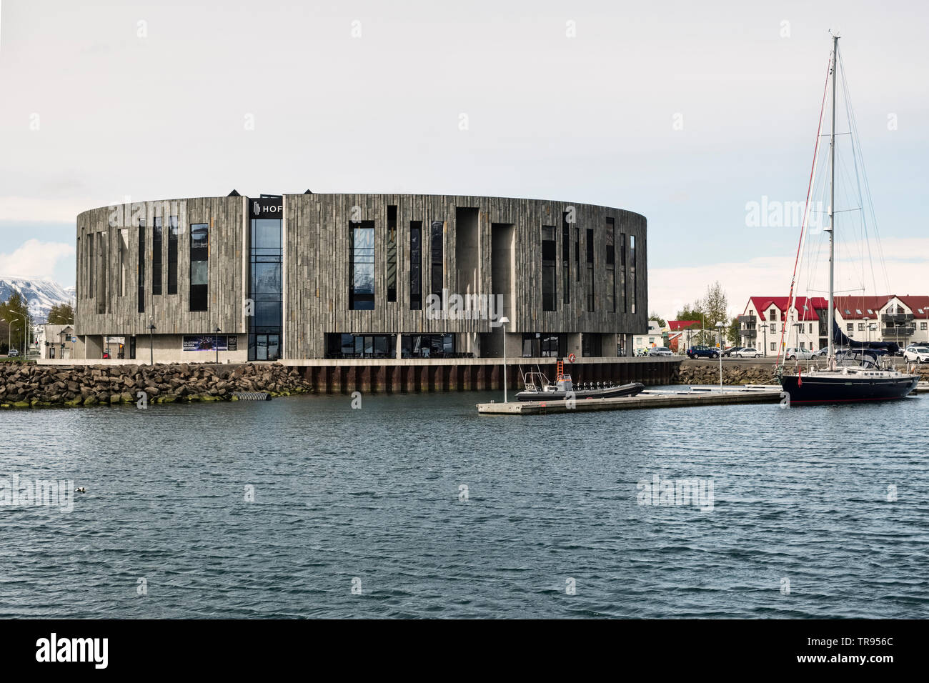 La Hof culturale e centro conferenze, Akureyri, Islanda. Costruito dagli architetti Arkitema nel 2010, il suo design riflette il vulcanico paesaggio islandese Foto Stock