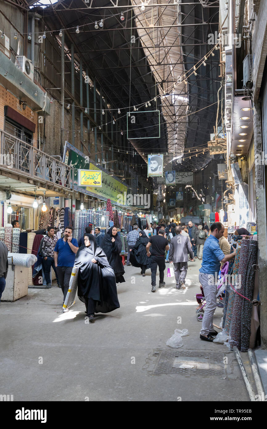 Le persone all'interno del grand bazaar, Teheran, Iran Foto Stock