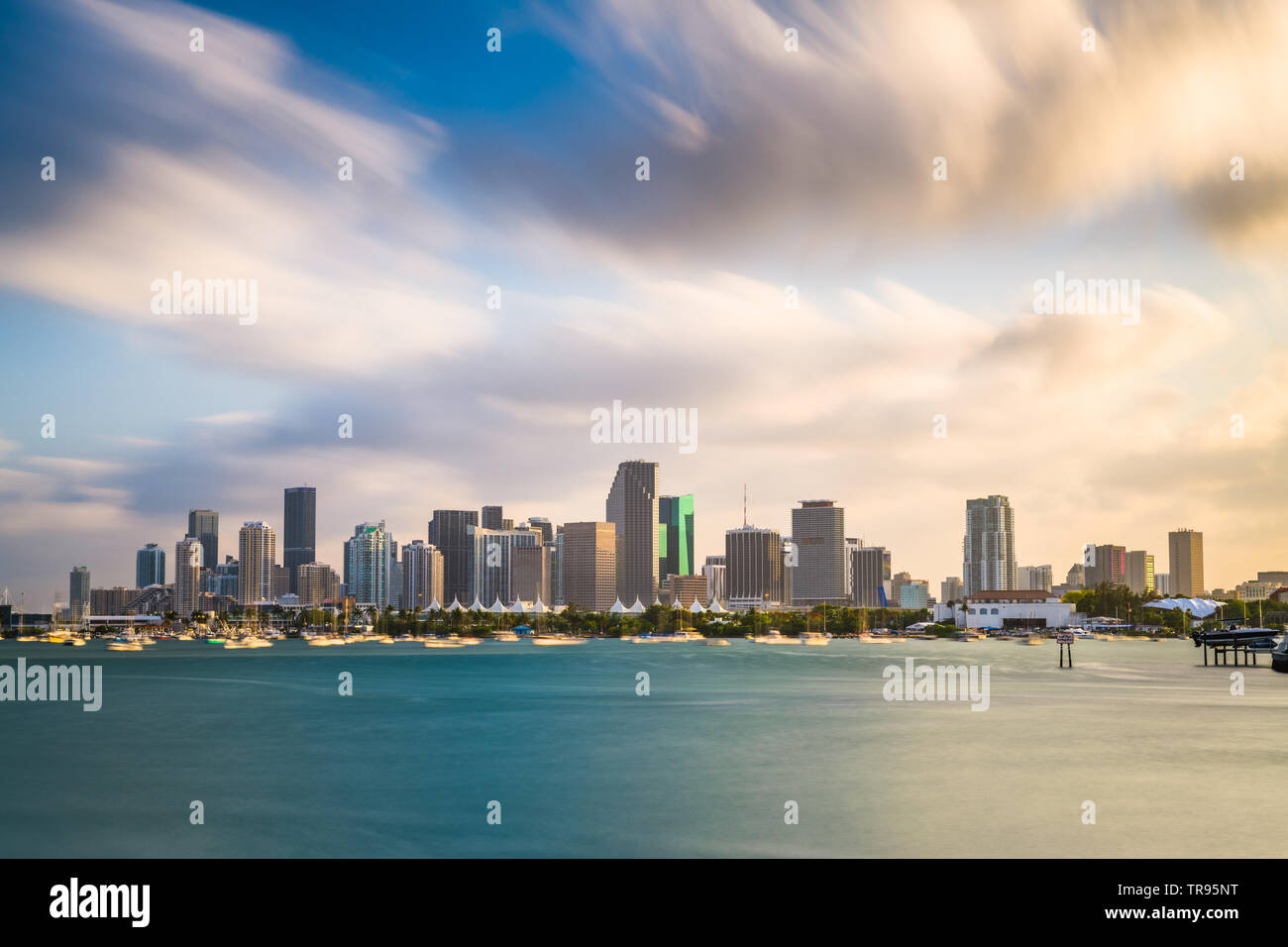 Miami, Florida, Stati Uniti d'America skyline del centro su Biscayne Bay nel pomeriggio. Foto Stock