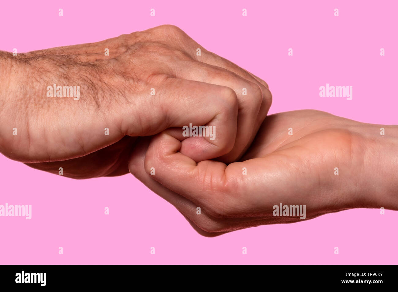 Maschio e femmina di mani in presa tra di loro Foto Stock