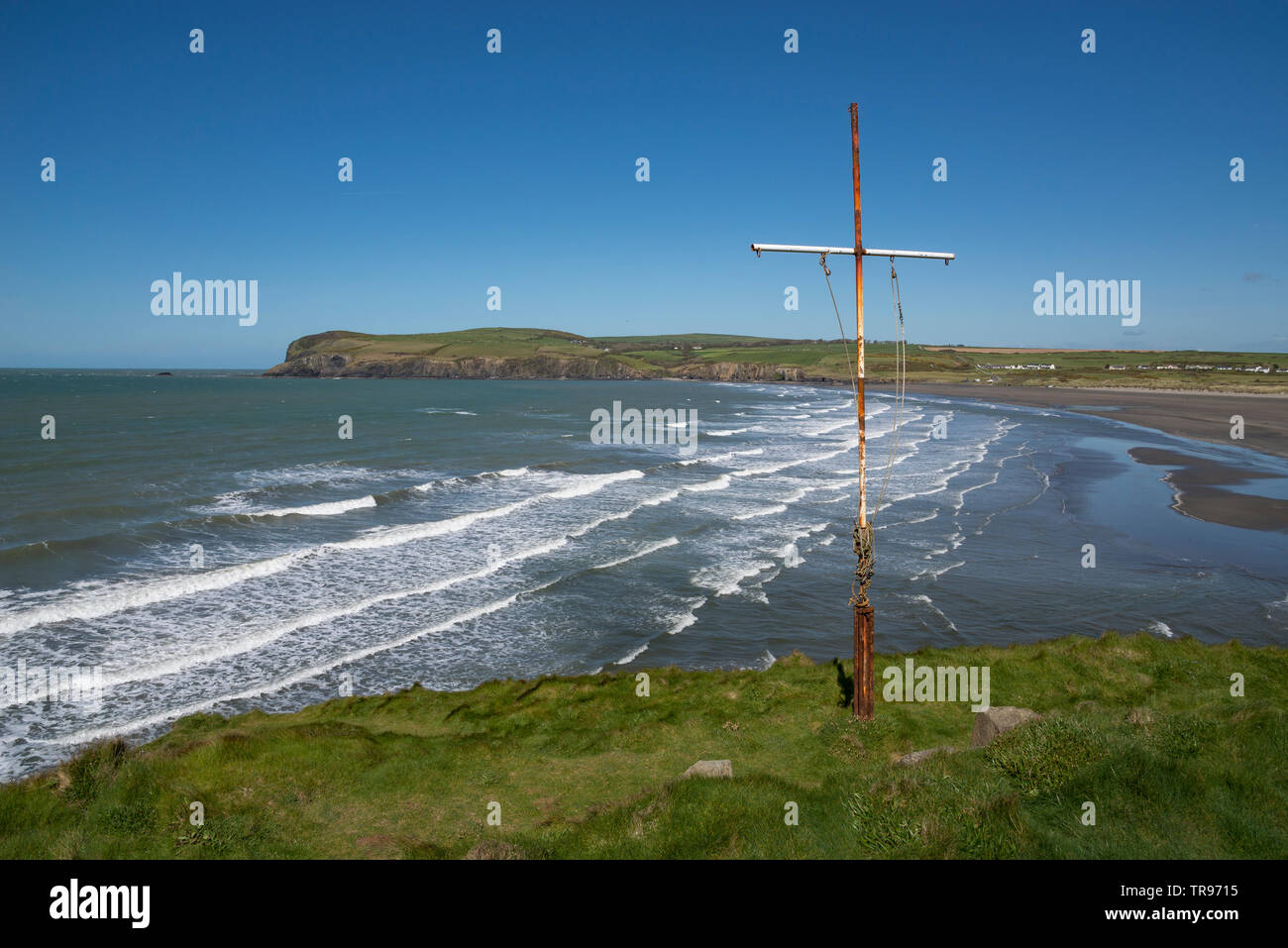 Onde sulla spiaggia a Newport in Il Pembrokeshire Coast National Park, il Galles. Foto Stock