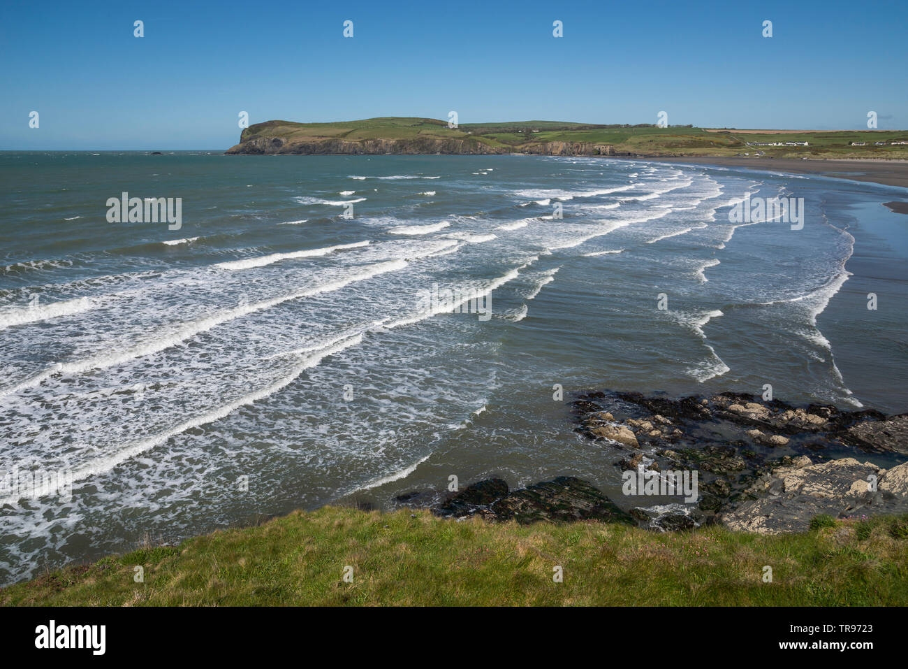 Onde sulla spiaggia a Newport in Il Pembrokeshire Coast National Park, il Galles. Foto Stock