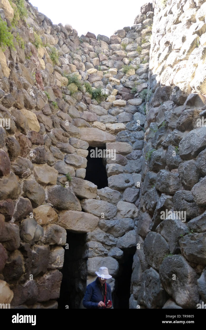 Su Nuraxi di Barumini (1600-1200 BCE) in Sardegna. Torrioni circolari nella forma di coni troncati circondata da gli abitanti di un villaggio di case Foto Stock