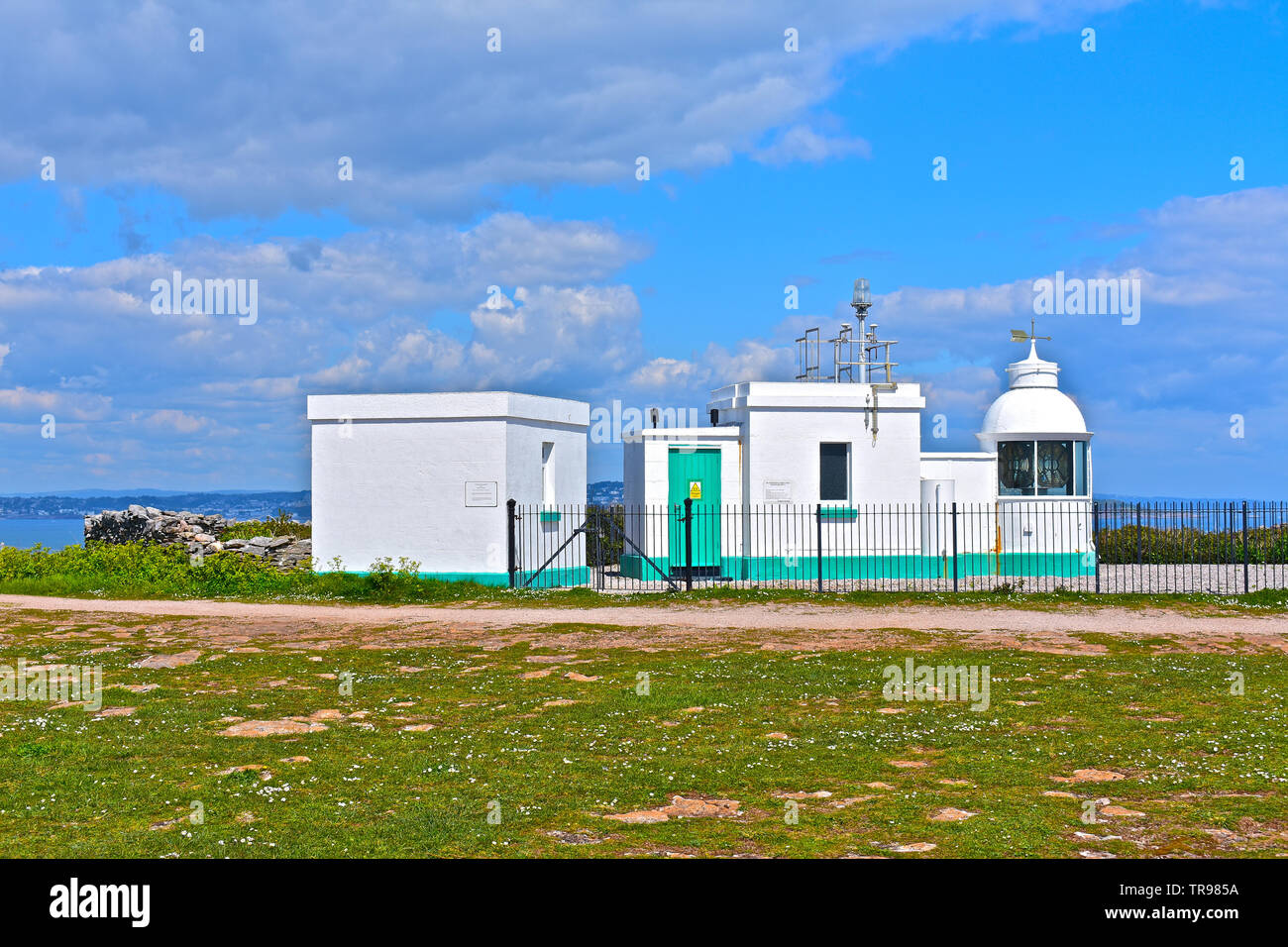 Berry Head è un roccioso promontorio vicino a Brixham, Devon. Questo è il piccolo faro automatico in cui la torre è solo 5m alto ma è 58m sopra il livello del mare. Foto Stock