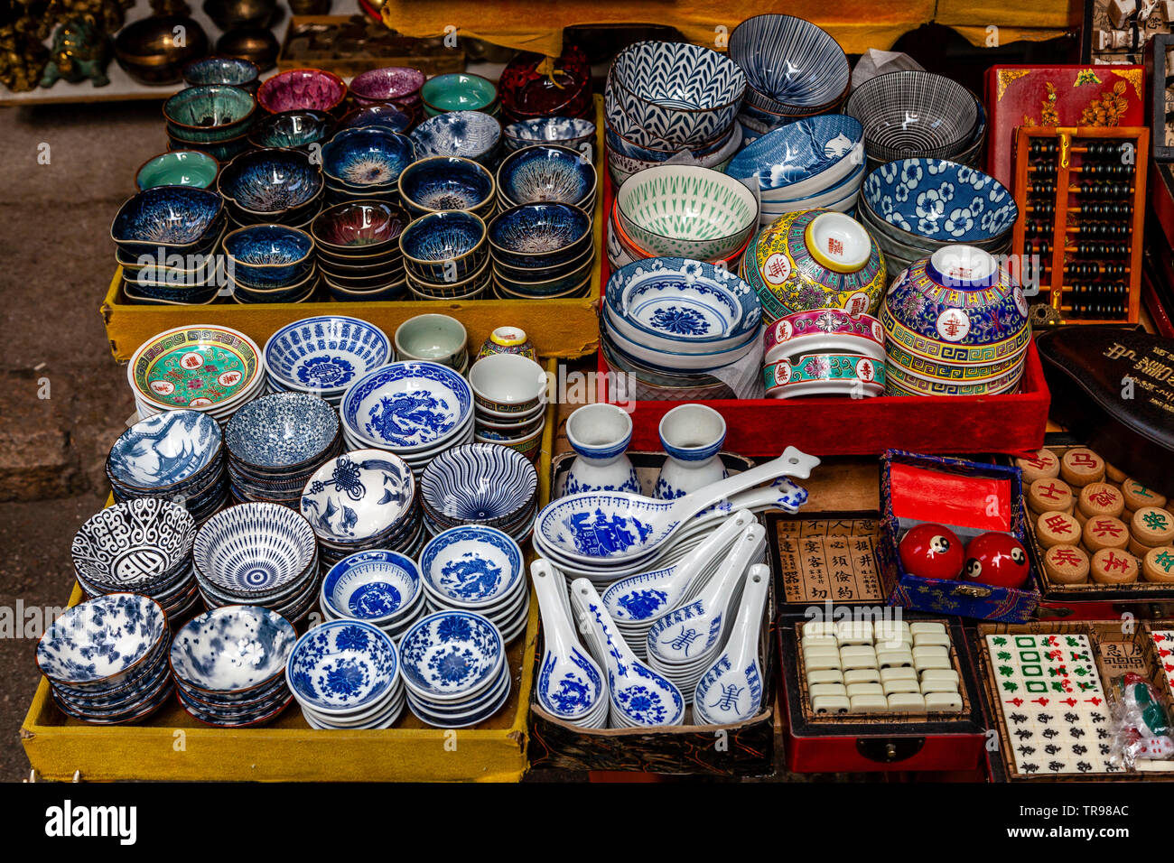 Ceramiche colorate a Bric-a-Brac Mercato, Tung Street, Hong Kong, Cina Foto Stock
