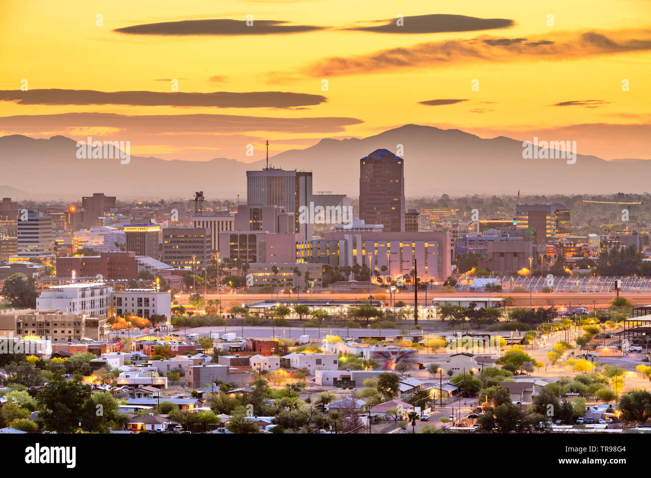 Tucson, Arizona, Stati Uniti d'America downtown skyline della città con le montagne al crepuscolo. Foto Stock