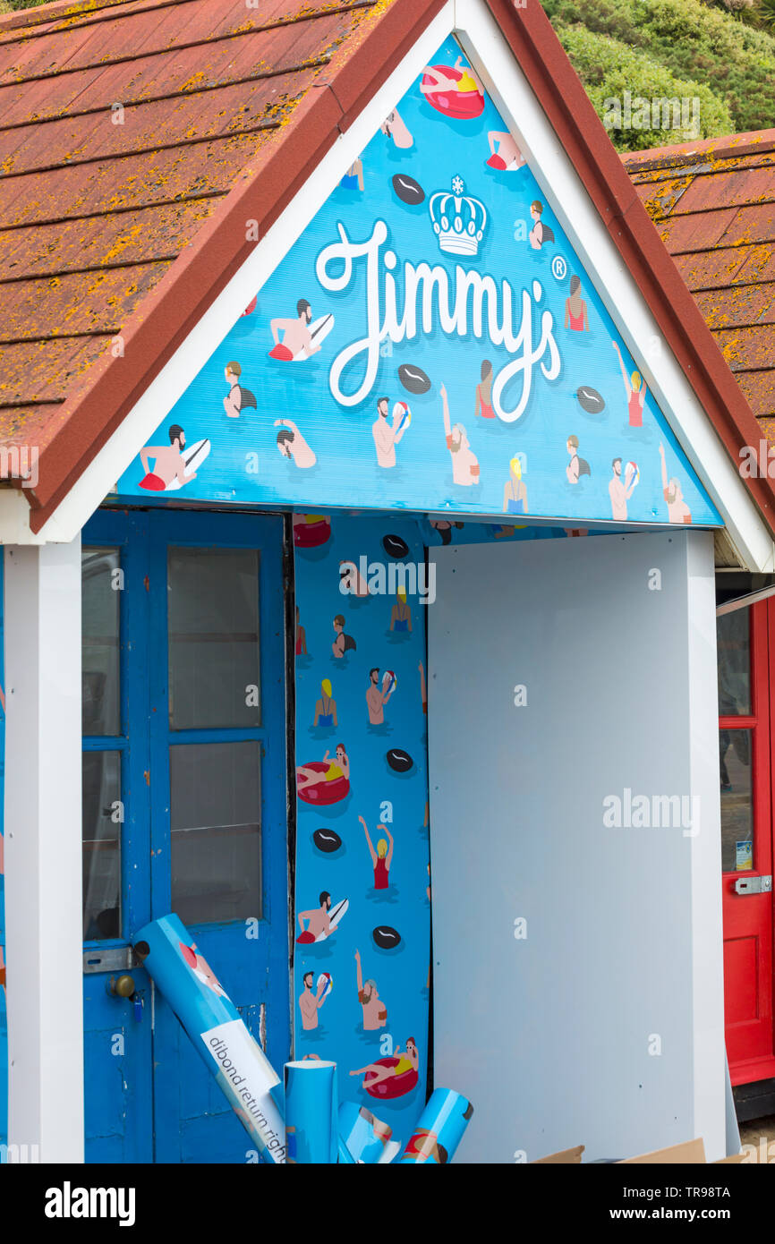 Le capanne da spiaggia hanno un nuovo look - make-over per Jimmy's, Jimmy's Iced Coffee Beach Hut a Bournemouth, Dorset UK a maggio Foto Stock