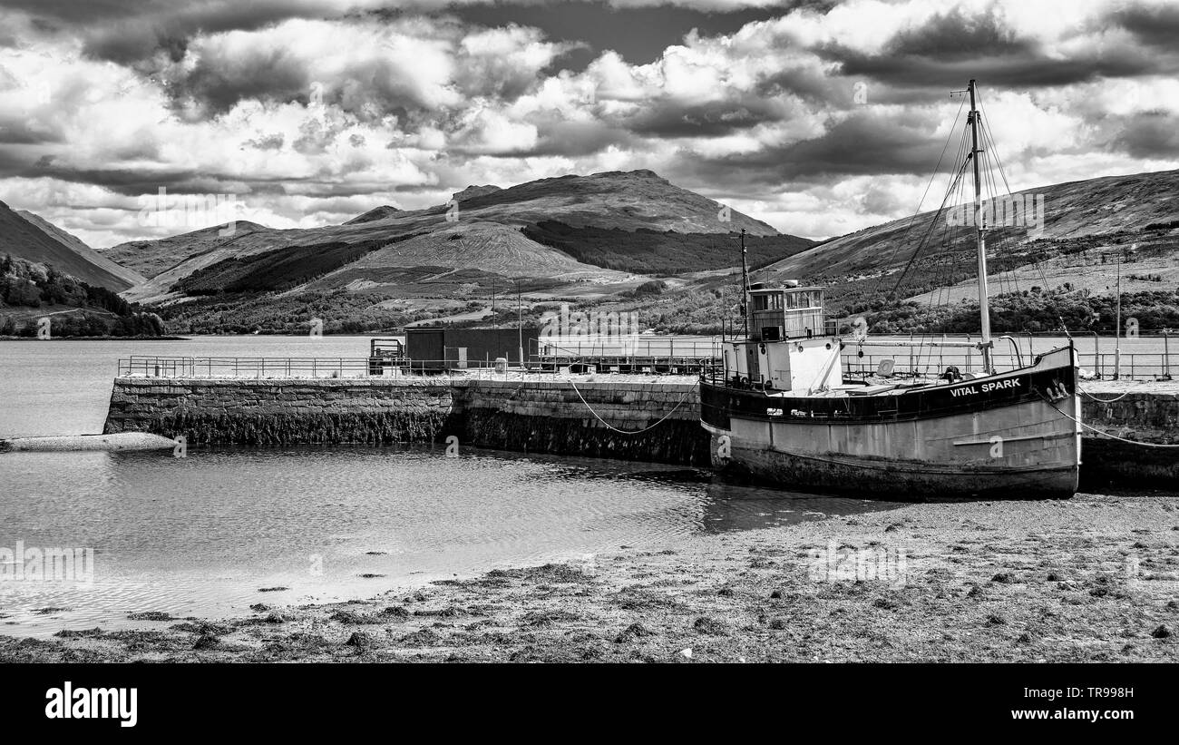 Inverary dock a bassa marea con la scintilla vitale puffer barca, Scozia. Si trova sulla sponda occidentale del Loch Fyne. Foto Stock