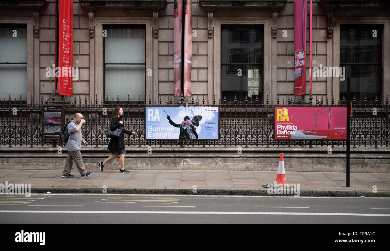 La Royal Academy of Arts di Londra, Regno Unito. Il 31 maggio 2019. RA Mostre estive poster in Piccadilly davanti all'apertura di questo corso estivo di esposizione sul decimo giugno. Credito: Malcolm Park/Alamy Live News. Foto Stock