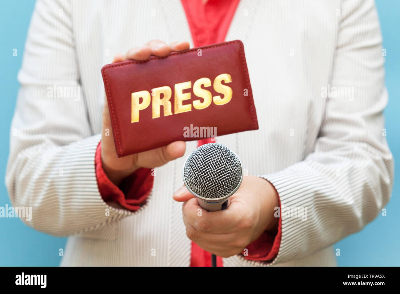 Reporter femmina mostra premere pass e microfono Foto Stock