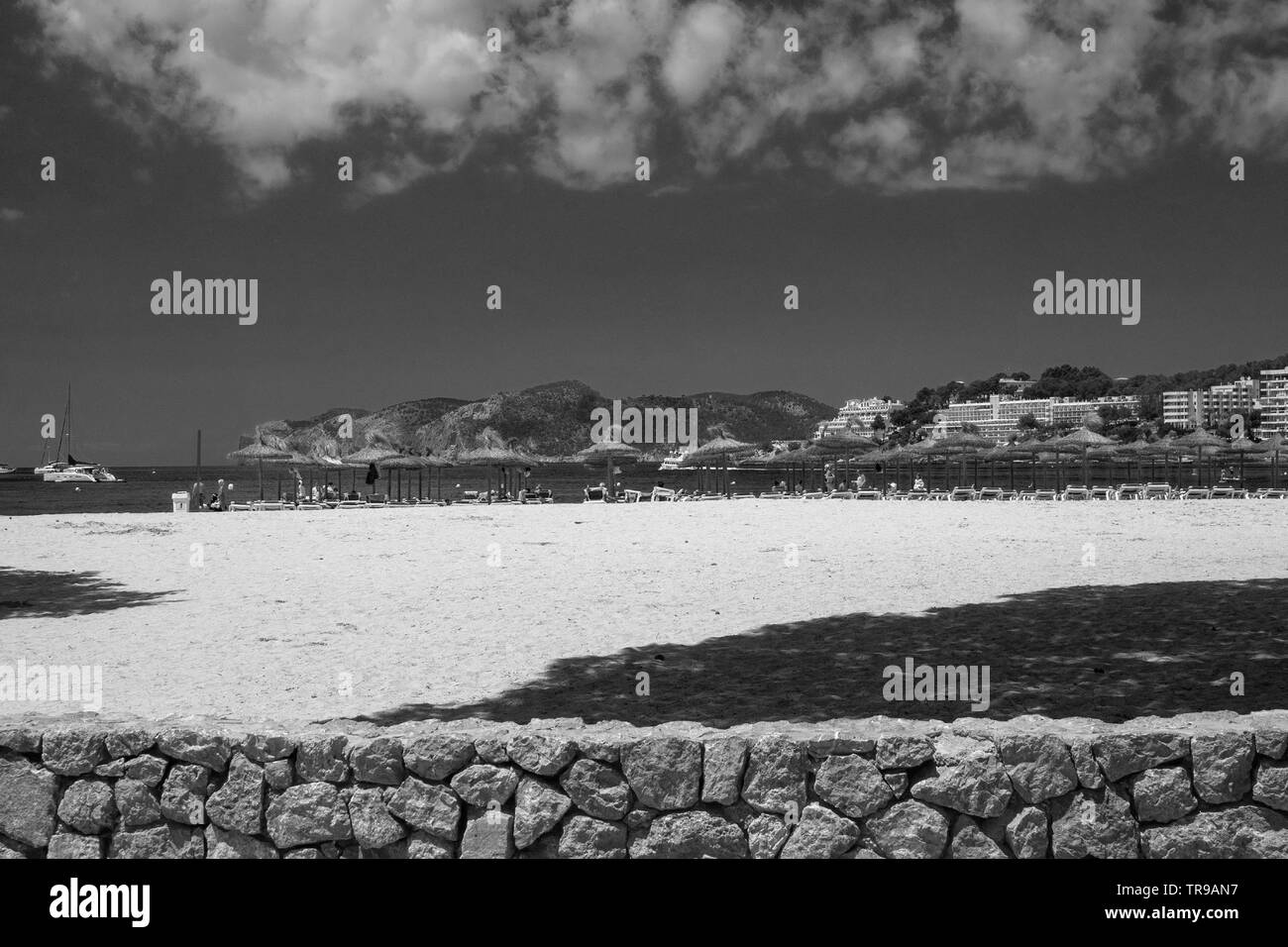 SANTA PONSA, MALLORCA, Spagna - 29 Maggio 2019: spiaggia di sabbia in una giornata di sole con persone Maggio 29, 2019 in Santa Ponsa, Mallorca, Spagna. Foto Stock