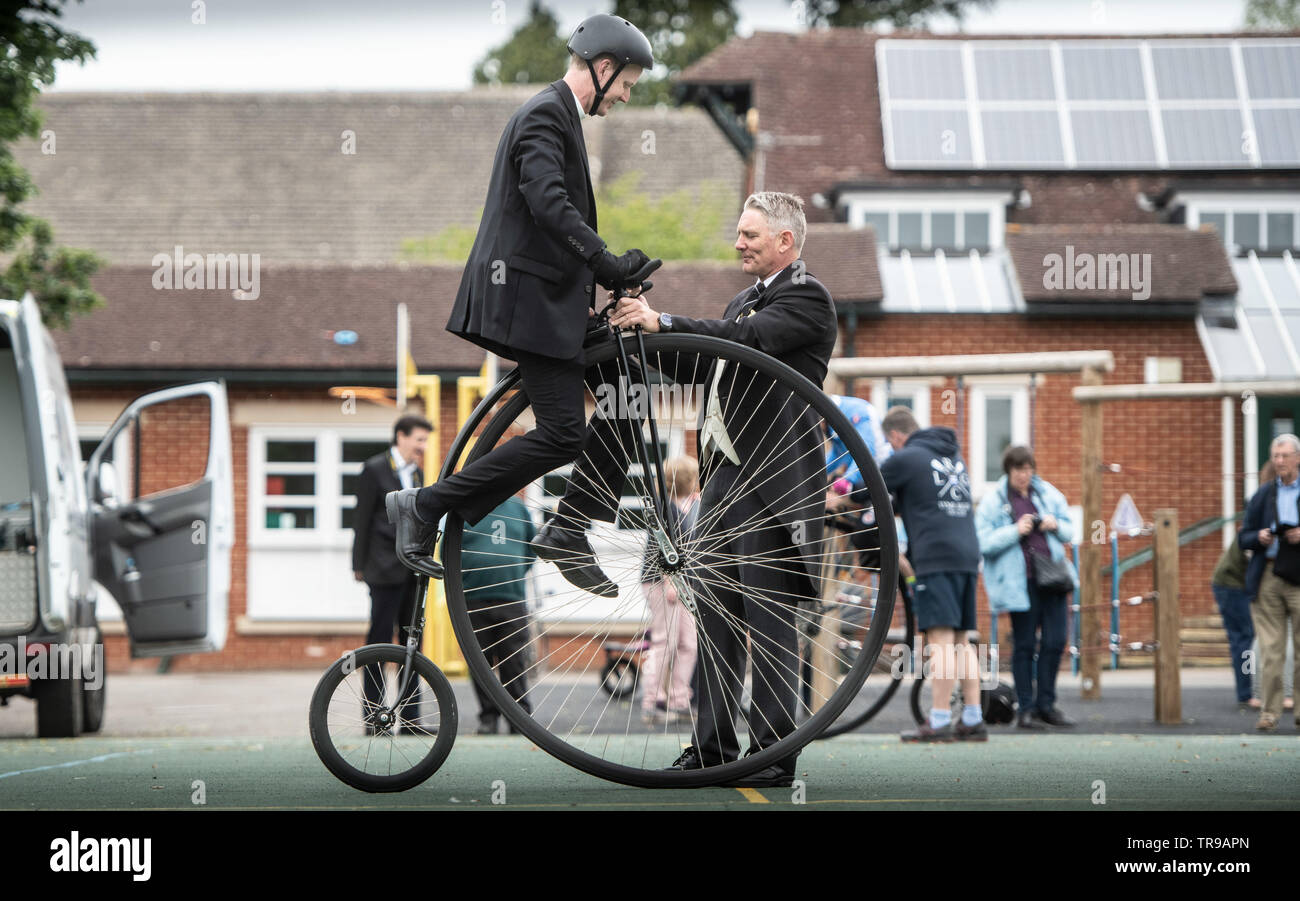 Oxford, Regno Unito. 31 Maggio, 2019. Vicari su penny farthings in Oxford. Vicari provenienti da tutto il paese è sceso su di Oxford il venerdì per imparare a cavalcare penny farthings per promuovere un evento di beneficenza che raccoglie fondi per la manutenzione delle chiese storiche. Un gruppetto di ecclesiastici e le donne hanno attraversato le strade di Oxford nel loro cane collari per aumentare la consapevolezza di Ride Stride, Il Fundraiser annuale che vede il pubblico sponsorizzato da a piedi o in bicicletta tra le Chiese. Credito: Richard Cave/Alamy Live News Foto Stock