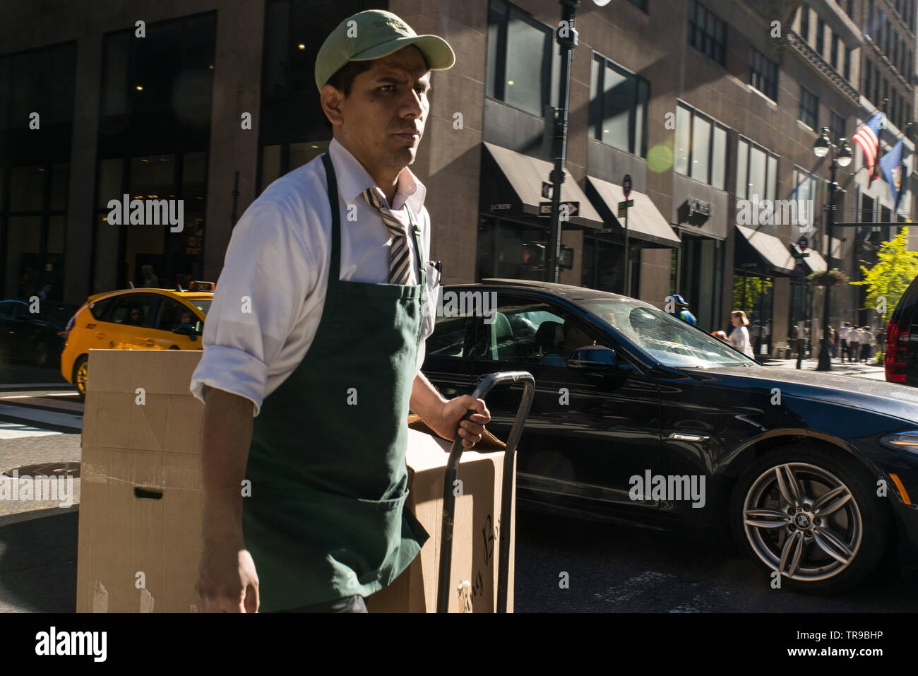Arbeiter überqueren die Straße // Travailleur traversant la rue // lavoratore attraversando la strada // Scène de rue, Manhattan, New York, Stati Uniti d'America. Foto Stock