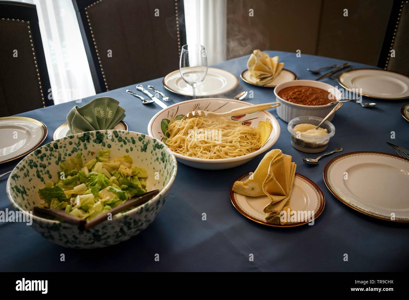 I vecchi signora italiana è la preparazione e la cottura di una cena di spaghetti nella sua cucina per gli amici e la valutazione sul suo own​ stufa nella sua cucina a casa. Foto Stock