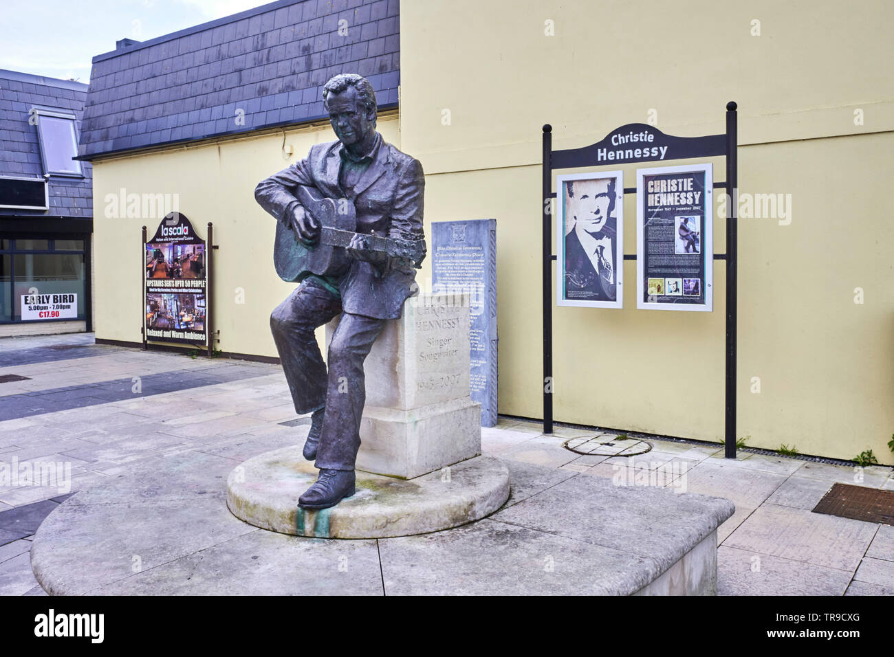 Statua di Christie Hennessy il cantante irlandese e cantautore di Tralee, in Contea di Kerry, Irlanda Foto Stock