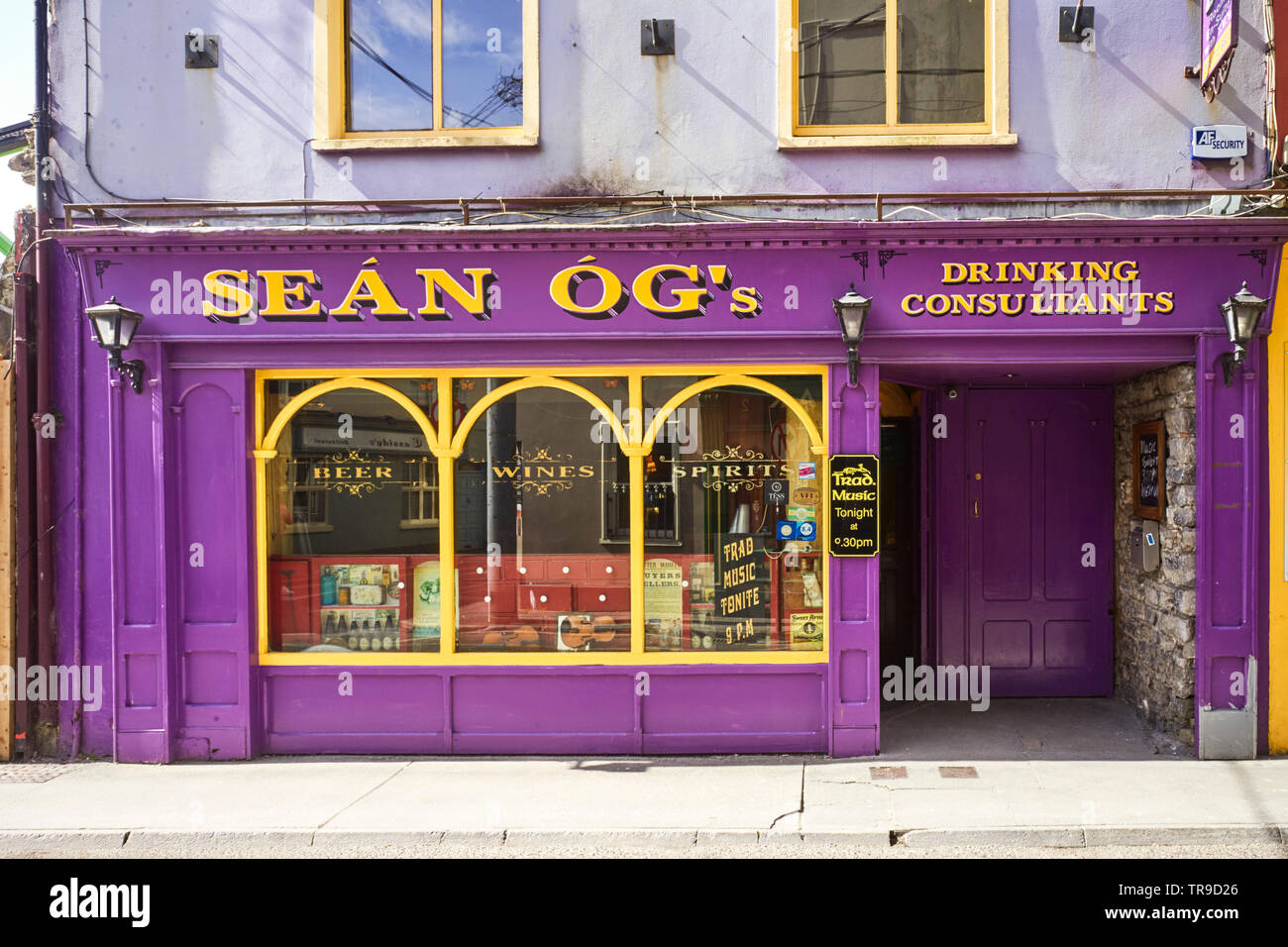 Il consulente potabile Sean Og's Irish pub tradizionale a Tralee, nella contea di Kerry, Irlanda Foto Stock